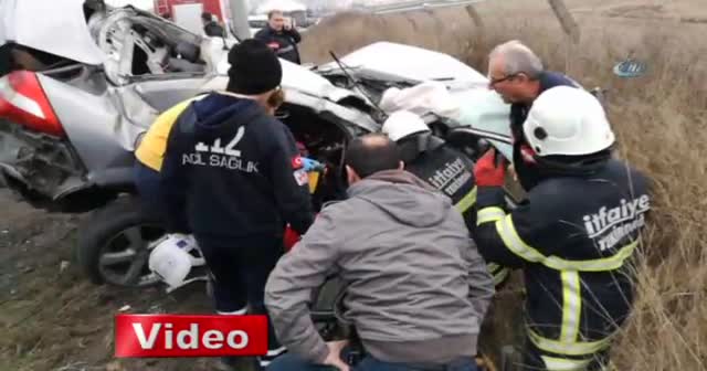 Otomobilde sıkışan sürücüyü itfaiye kurtardı