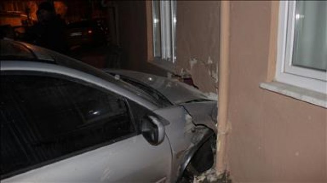 Otomobilin çarptığı evin duvarı yıkıldı