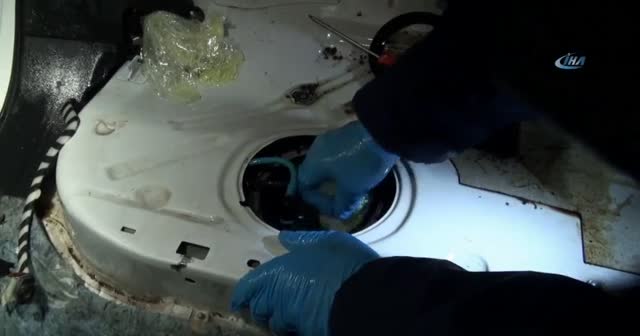 Otomobilin yakıt deposundan 11 kilo esrar çıktı