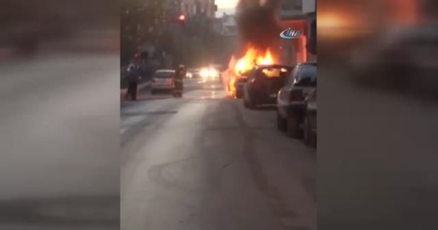 Park halindeki otomobil alev alev yandı