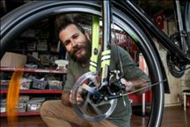Pedal çevirerek Afrika'nın 'hayal arşivi'ni oluşturacak