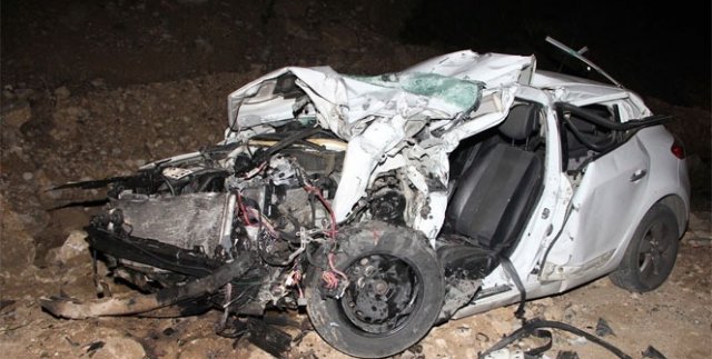 Sebze yüklü kamyon otomobille çarpıştı: 1 ölü, 2 yaralı