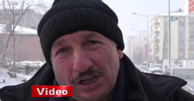 Soğuktan kirpikleri ve kaşları dondu
