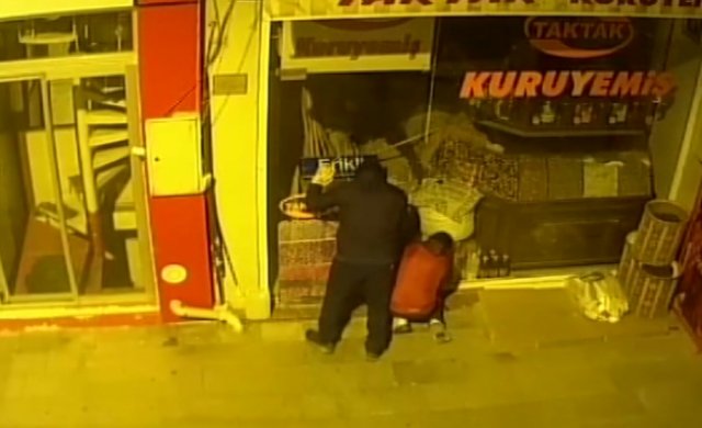 Soygunu açılamayan kapı durdurdu