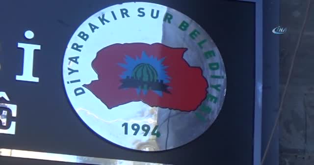 Sur Belediyesi’ne 15 yıl sonra Türk bayraklı tabela asıldı
