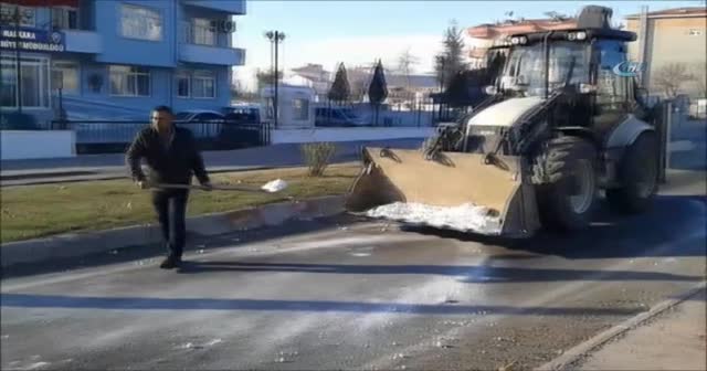 Tekirdağ'da askerleri taşıyan araç emniyet duvarına çarptı