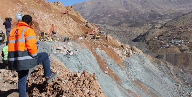Toprak altındaki son işçiye de ulaşıldı