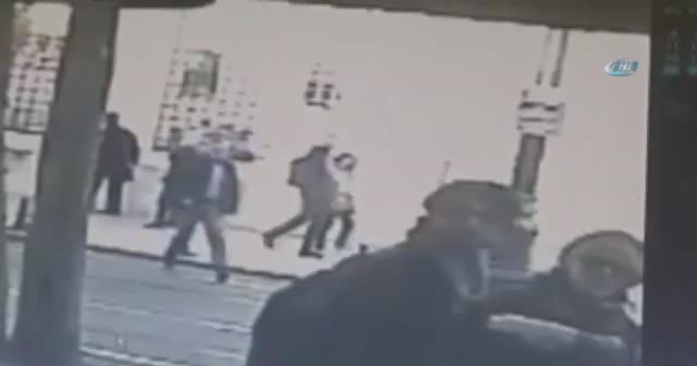 Tramvayın önüne böyle atladı