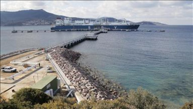 Türkiye'nin ilk yüzen LNG santrali İzmir'e demirledi
