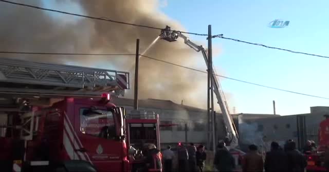 Tuzla’da sünger fabrikasında yangın