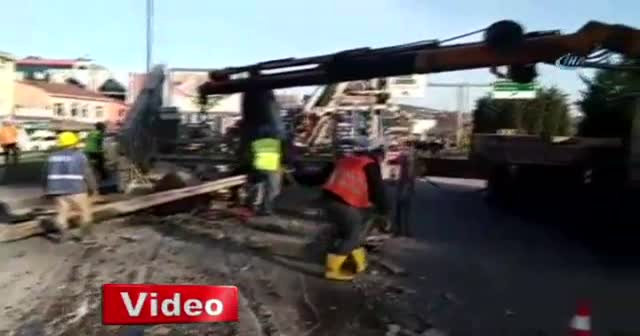 Üsküdar'da tır, üst geçide çarptı