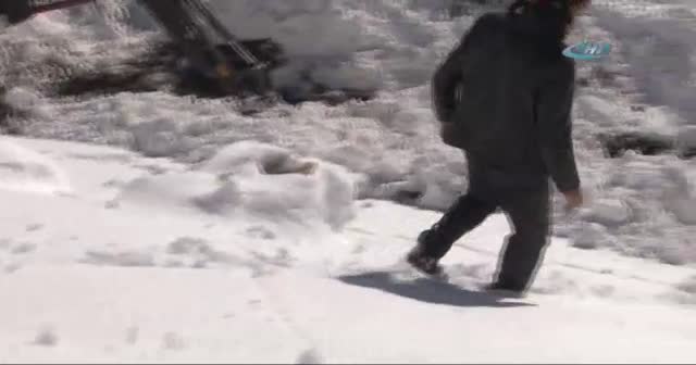 Uzun hava söyleyerek kurtarılmayı bekledi