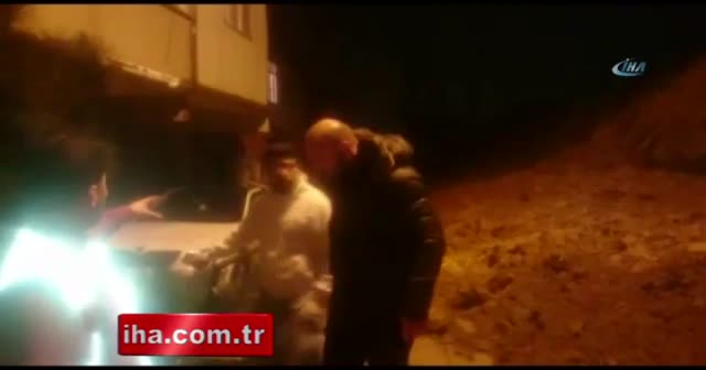 Yağışa dayanamayan istinat duvarı büyük bir gürültüyle çöktü