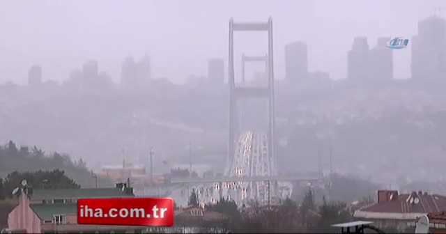 Yağmur ve rüzgar İstanbul trafiğini felç etti