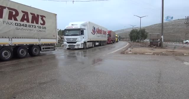 Yardım TIR'ları sınırdan geçti