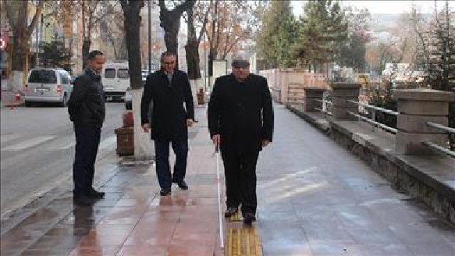 Yoldan geçenler 1 dakikalığına görme engelli oldu