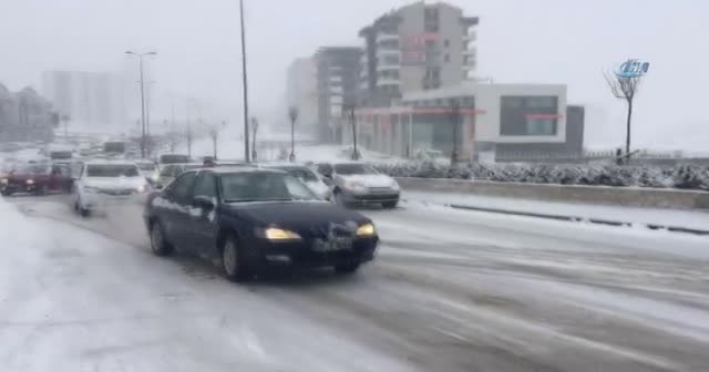 Yollar buz pistine döndü, sürücüler zor anlar yaşadı