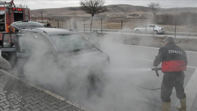 Yozgat'ta seyir halindeki otomobil yandı