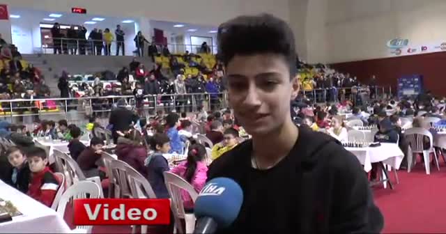 Yüzlerce öğrenci, satranç turnuvasında ter döktü