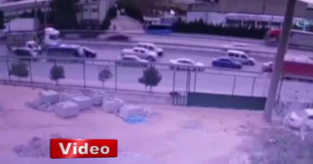 12 aracı biçen kamyon dehşeti kamerada