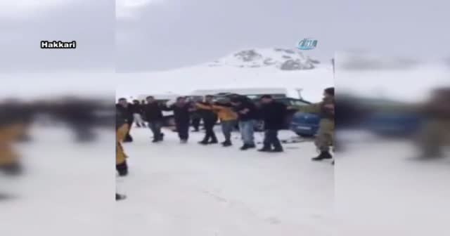 2800 rakımda askerlerle birlik beraberlik halayı
