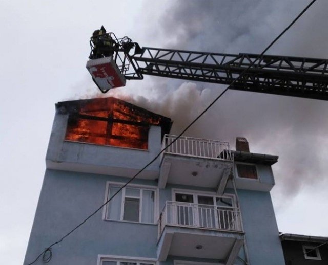 3 katlı evin çatısında çıkan yangın korkuttu