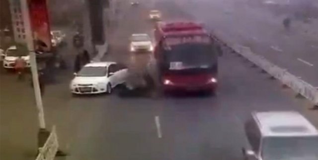 Açılan kapı kadını otobüsün altına itti