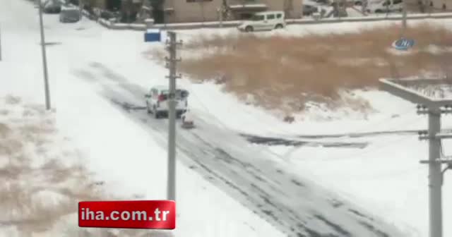 Afyonkarahisar’da araç ve kızakla tehlikeli oyun