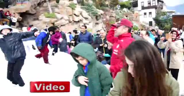 Alanya'da denize sıfır kartopu savaşı