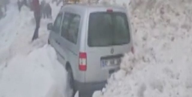 Alanya’da otomobilin üzerine çığ düştü