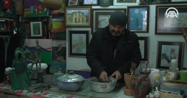 Atık kağıtları heykele dönüştürüyor