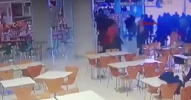 AVM'de panik! Herkes kaçarken o yerinden kımıldanmadı