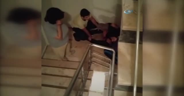 Ayakkabı hırsızları apartman sakinlerine yakalandı