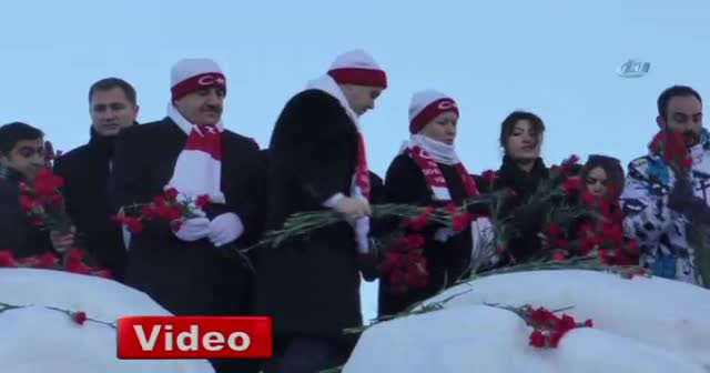 Bakanlar, Sarıkamış'ta kardan şehit heykellerinin açılışını yaptı