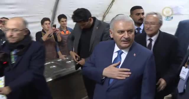 Başbakan tezahüratlarla karşılandı