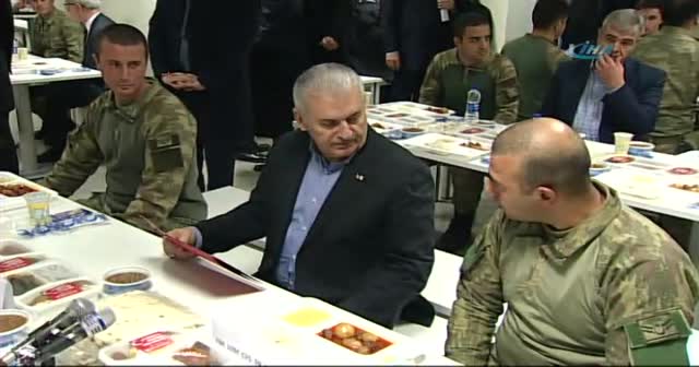 Başbakan Yıldırım askerlerle yemek yedi