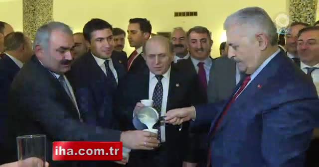 Başbakan Yıldırım, Meclis'te milletvekillerine süt dağıttı