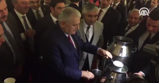 Başbakan Yıldırım milletvekillerine süt ikram etti