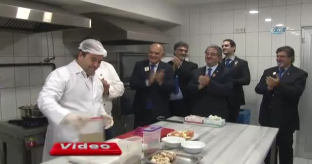 Başkan Ali Kılıç, gözleri kapalı yemek yaptı