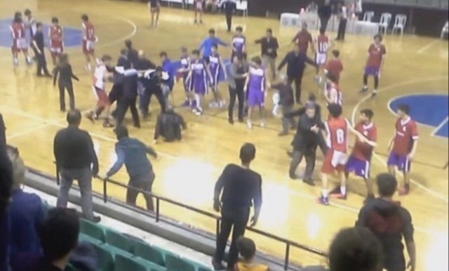 Basketbol maçında yumruklar konuştu