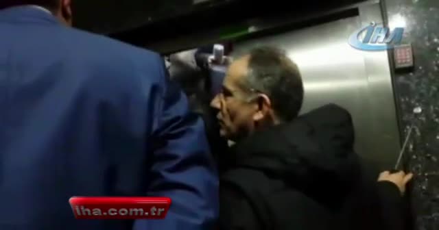 Belediye meclis üyeleri asansörde mahsur kaldı