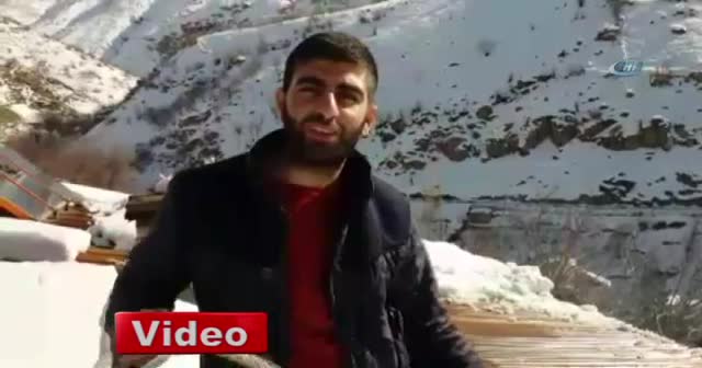 Bellerindeki iple çatılarda kar temizliyorlar