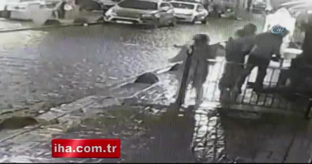 Beyoğlu'nda çatışma anları kamerada