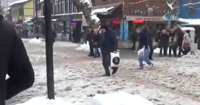 Bursa'da yollar buz pistine döndü!