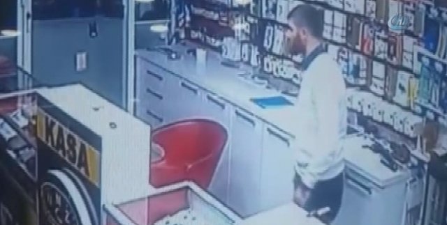 Çalıştığı iş yerini böyle soydu