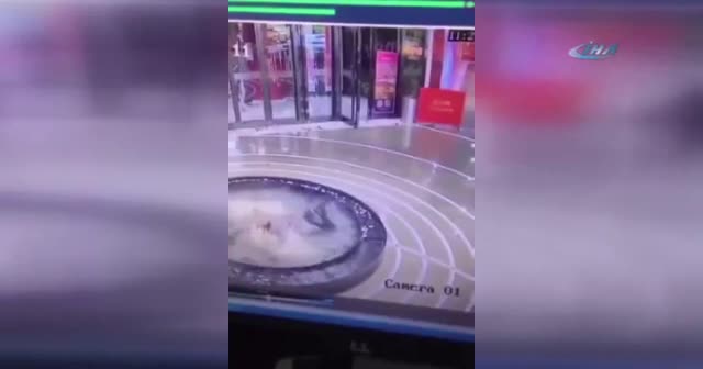Cep telefonu yüzünden havuza düştü