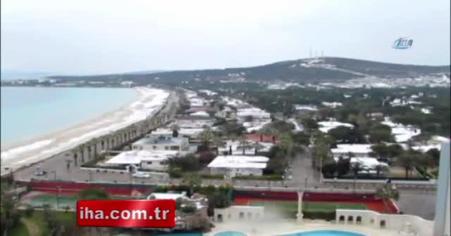 Çeşme’yi hiç böyle görmediniz... Kar plajları beyazlattı...