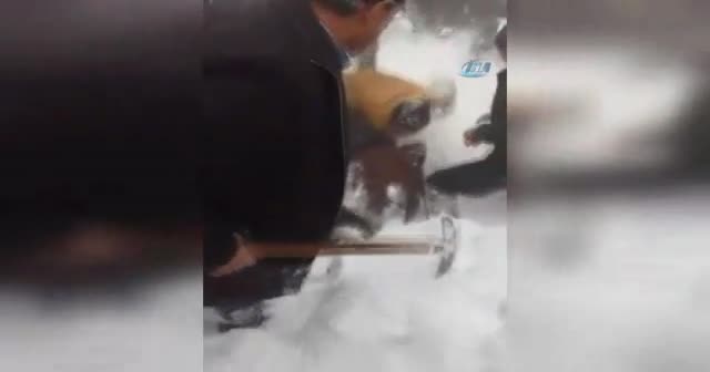 Çığ altında kalan vatandaşı böyle kurtardılar