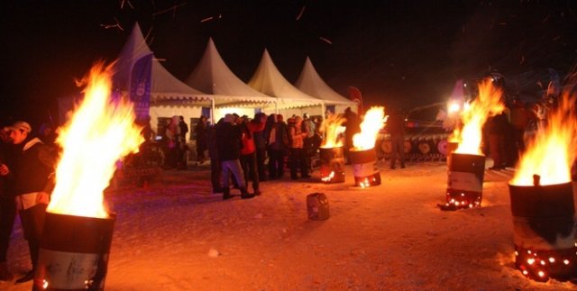 Çılgın snowboardcular 70 derece eğimli tepeden gece karanlıkta kaydı