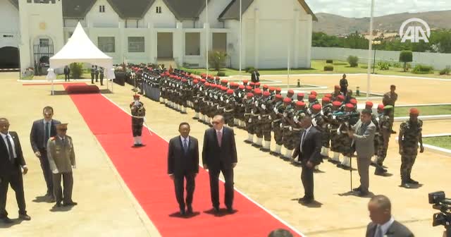 Cumhurbaşkanı Erdoğan, Madagaskar'da resmi törenle karşılandı